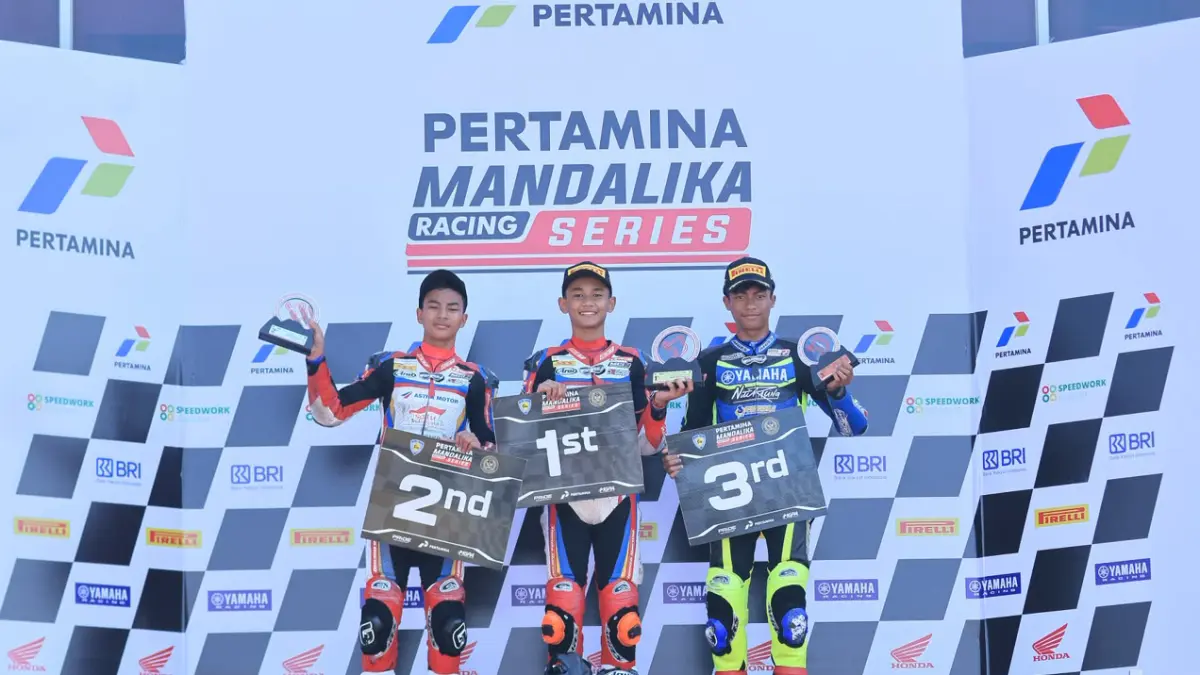 Pada race ke 2 di kelas Junior Sport 250cc, kemenangan disumbang oleh Bintang Pranata Sukma (tengah) dan Ahmad Azel Savero (kiri) yang berhasil finish pada podium 1 dan 2 di Mandalika Racing Series putaran ke 3 (25-26/7). (Dok.AMRT)