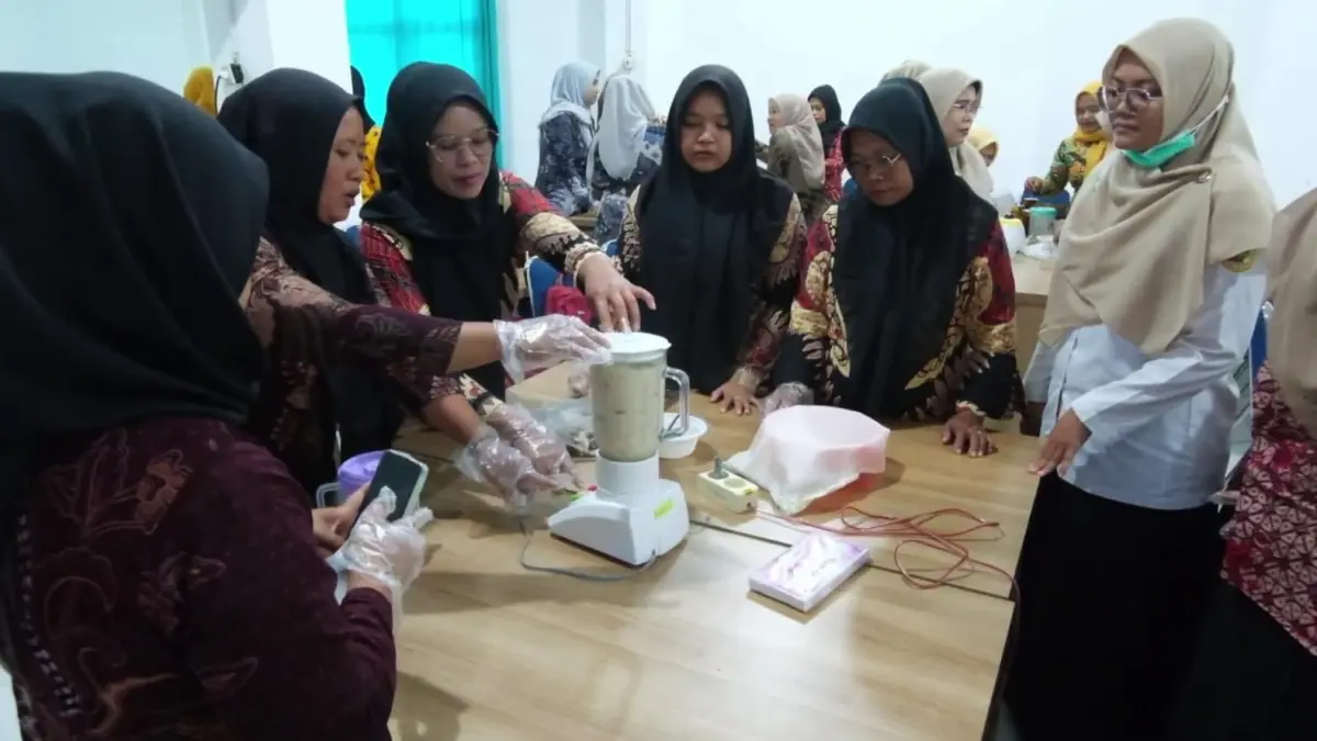 Para kader mempraktikkan pengolahan kacang mete. Mulai dari perendaman hingga hasilnya susu kacang mete yang siap dikonsumsi. (DOK.UNS)