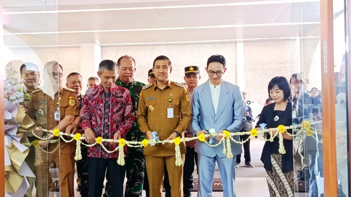 Pelaksana tugas (Plt) Bupati Sukoharjo Eko Sapto Purnomo potong pita saat grand opening RS Asa Bunda, Selasa (28/7). (ALFIDA NURCHOLISAH/RADAR SOLO)
