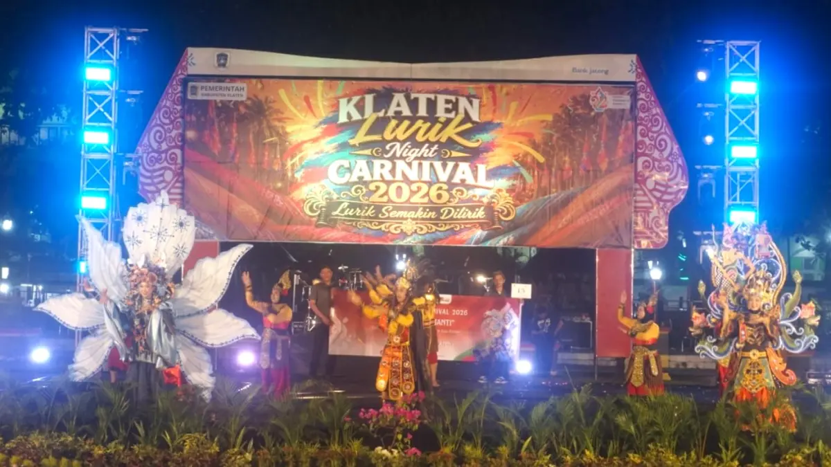 Penampilan dari sejumlah kontingen dalam perhelatan Klaten Lurik Night Carnival (KLNC) 2026 yang digelar di kawasan Alun-alun pada Senin (27/7/2026) malam. (Angga Purenda/Radar Solo)
