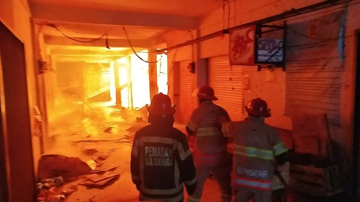Personel Damkar Wonogiri saat menjinakkan api di Pasar Wonogiri Kota yang terbakar Oktober 2025. (DOK.IWAN ADI/RADAR SOLO)