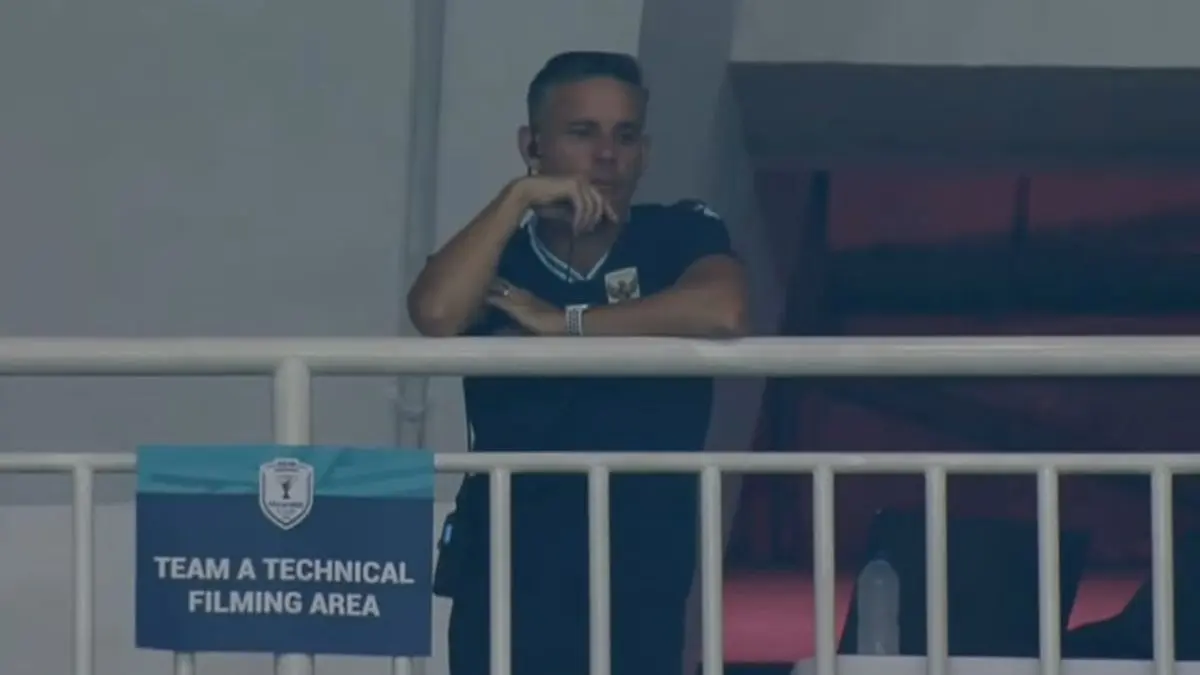 Terungkap! Mengapa John Herdman Menonton dari Tribun saat Indonesia vs Kamboja di Piala AFF 2026? Ini Alasan Pelatih Timnas Indonesia (Tangkapan Layar Youtube yb)