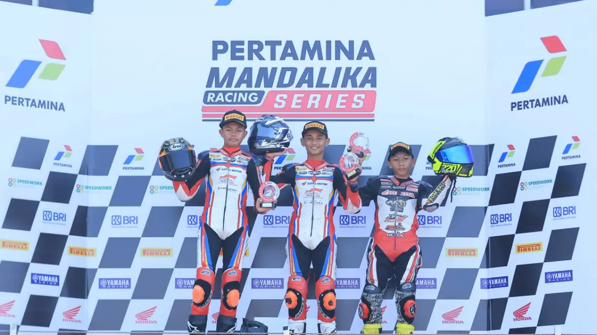 Tiga pembalap ART yaitu Ahmad Azel Savero, Bintang Pranata dan Resky Yusuf berhasil sumbang podium di kelas Indonesia Talent Cup. Pada race 1 ada nama Azel (Dok.AMRT)