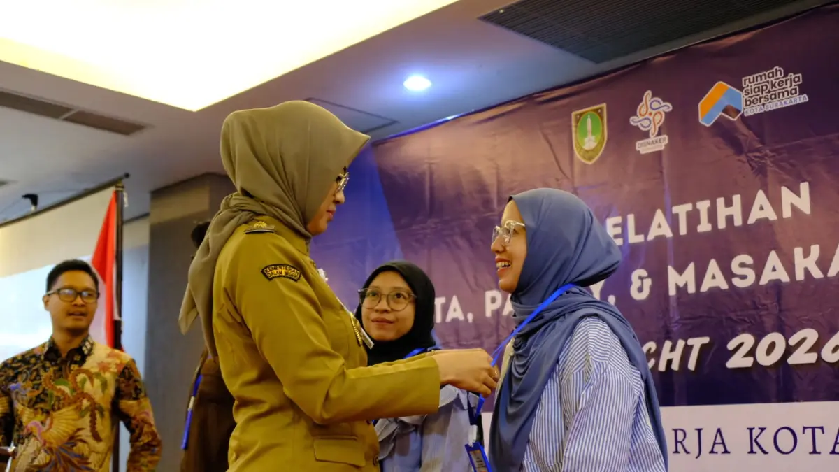 Wakil Wali Kota Solo Astrid Widayani sapa peserta pelatihan barista, pastry, barber shop, dan masakan Nusantara, Selasa (28/7/2026). (Humas Pemkot Solo)