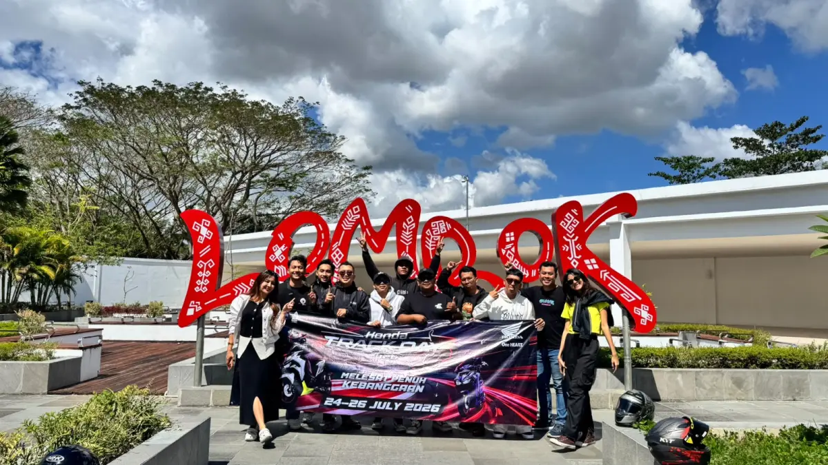 Astra Motor Jawa Tengah kembali menghadirkan pengalaman berkendara yang berkesan melalui kegiatan “Honda Vario Track Day Mandalika Seri 3”. Sebanyak 10 peserta yang terdiri dari 5 perwakilan komunitas Honda Vario serta 5 influencer asal Jawa Tengah mengikuti rangkaian kegiatan selama tiga hari (24 – 26 Juli 2026) di Pertamina Mandalika International Circuit, Pulau Lombok, NTB dengan mengendarai Honda Vario Evo 160. (Dok. Astra Motor Jateng)
