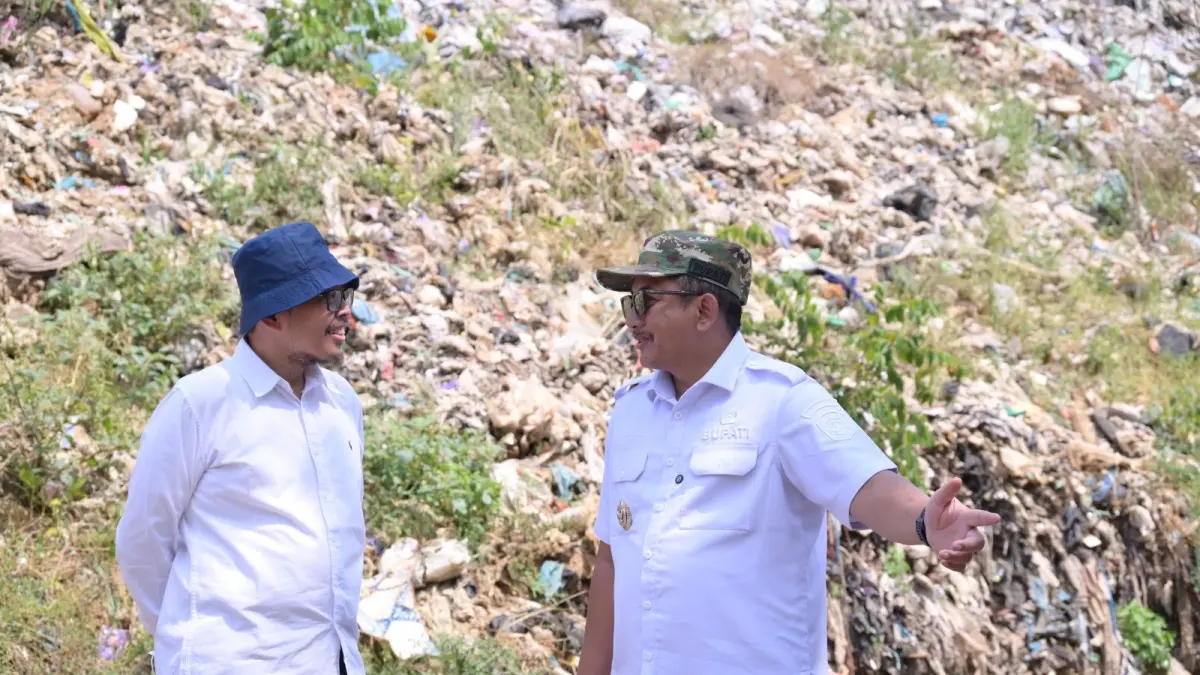 Bupati Karanganyar Rober Christanto didampingi Kepala DLH Sunarno mengecek TPA Sukosari, beberapa waktu lalu. (Rudi Hartono/Radar Solo)