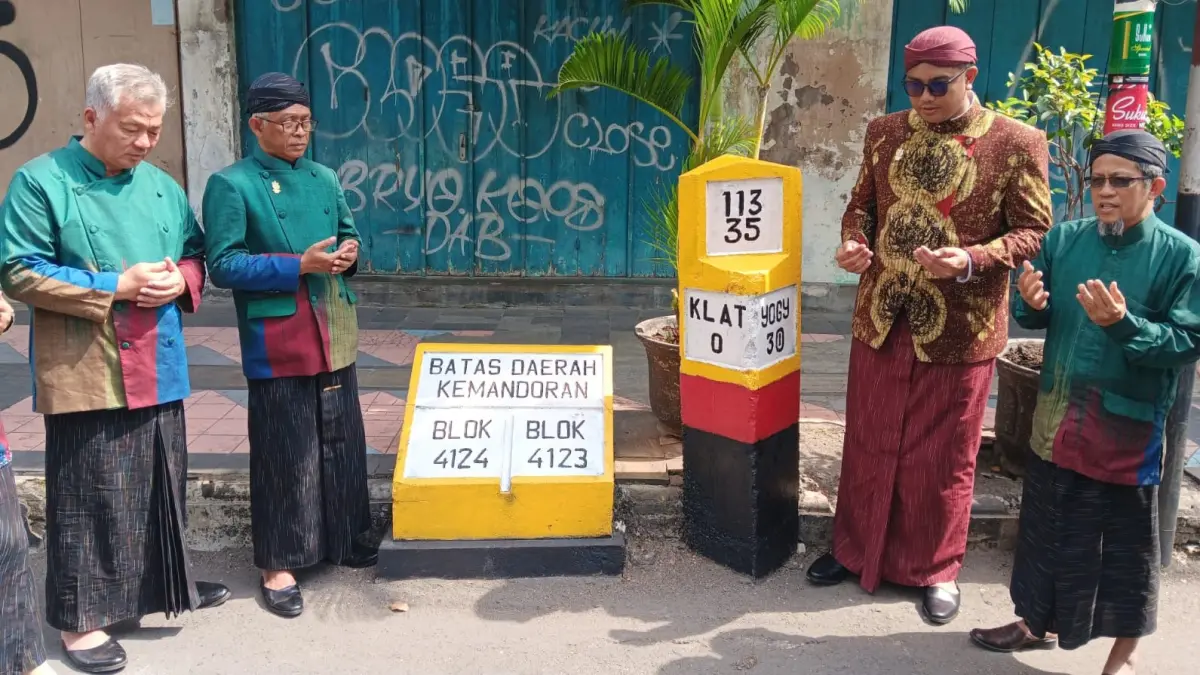 Bupati Klaten Hamenang Wajar Ismoyo bersama jajaran Organisasi Perangkat Daerah (OPD) di lingkungan Pemkab Klaten napat tilas di titik 0 Km Klaten di Jalan Pemuda, Klaten Tengah, Rabu (29/7/2026). (Angga Purenda/Radar Solo)