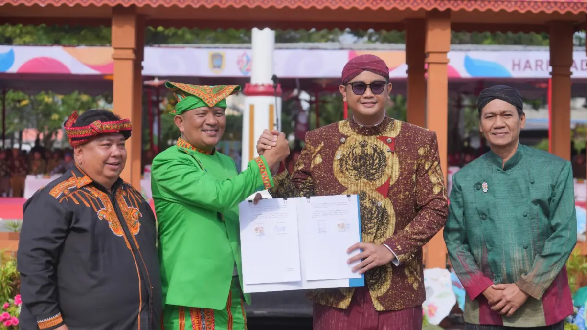 Bupati Klaten Hamenang Wajar Ismoyo dan Bupati Gayo Lues saat foto bersama dengan dokumen MoU di Alun-alun Klaten, Selasa (28/7/2026). (Dokumentasi Diskominfo Klaten)