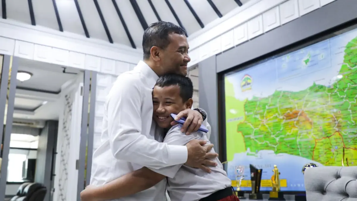 Gubernur Jateng Ahmad Luthfi memeluk erat Ibrahim dan menghadiahkan satu unit laptop agar siswa SDN asal Boyolali ini semakin bersemangat dalam mematangkan kemampuannya di bidang coding dan keamanan siber (cyber security). (DOK.PEMPROV JATENG)