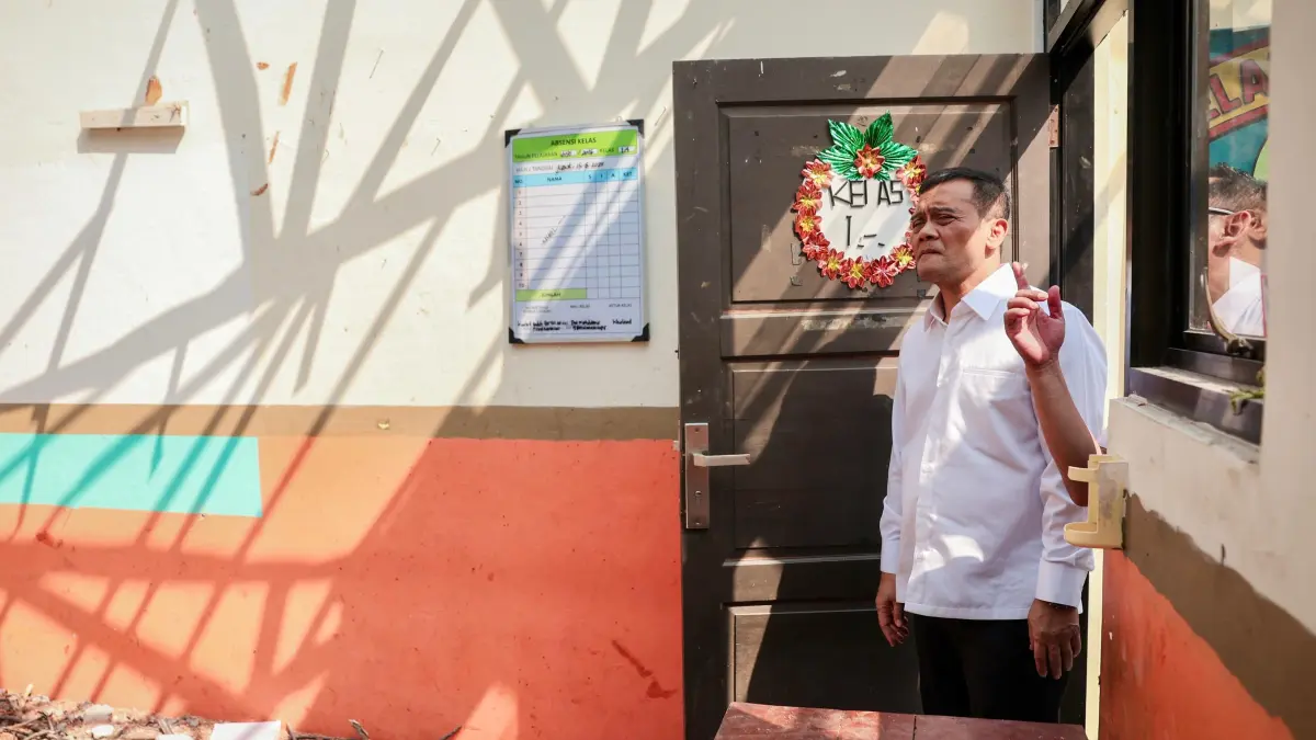 Gubernur Luthfi terpantau meninjau langsung kondisi kerusakan di SDN 03 Sendangmulyo, Kota Semarang akibat tertimpa pohon tumbang, Rabu (29/7/2026). (PEMPROV JATENG)