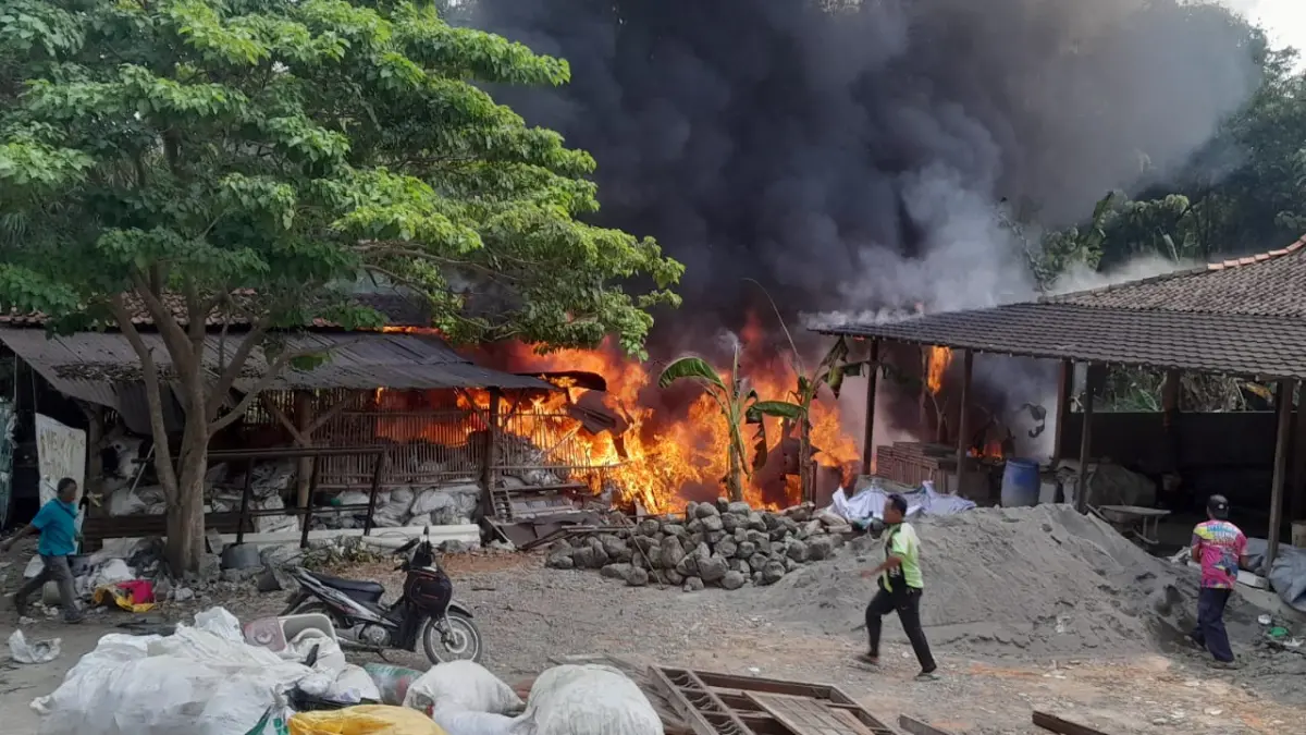 Gudang rosok milik Yayasan Arsada Media Umat di Dukuh Tempursari RT 04 RW 03, Desa Tempursari, Kecamatan Sambi, Boyolali terbakar, Rabu (29/7/2026). (ISTIMEWA)