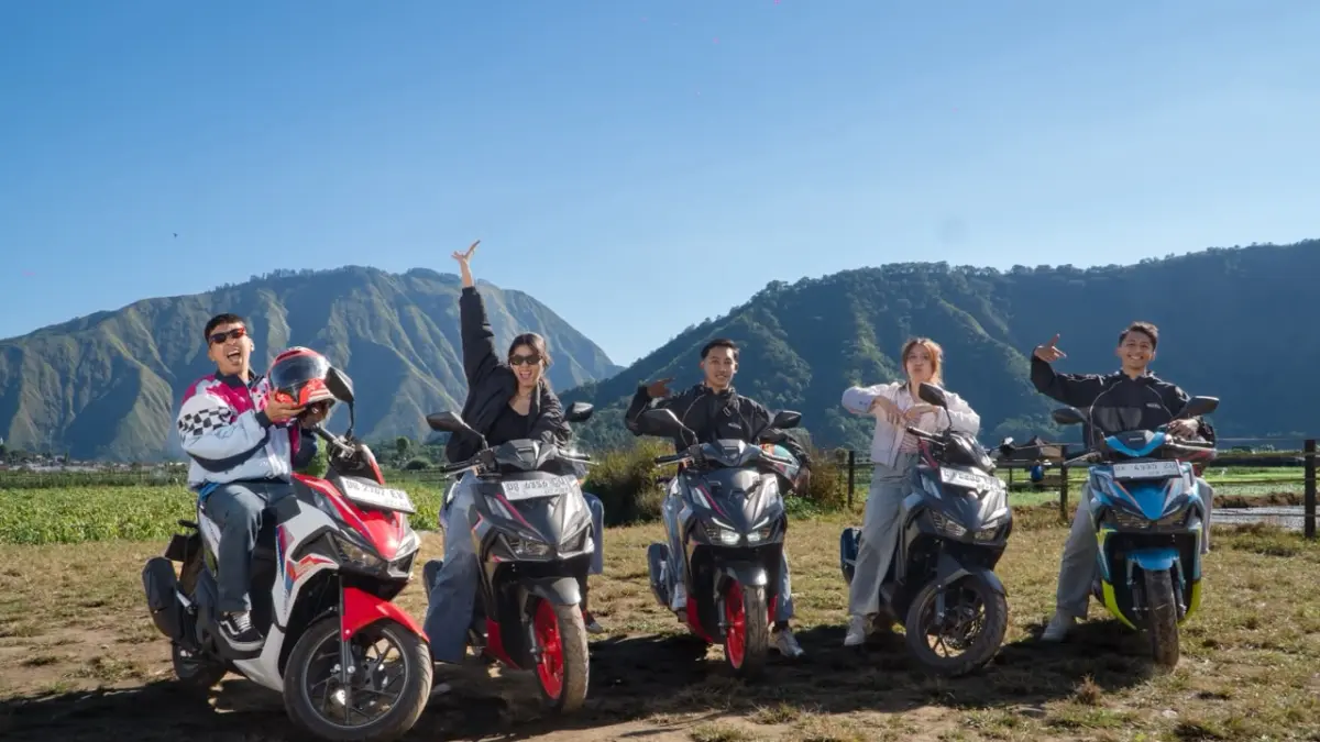 Jajaran KOL Lokal Jawa Tengah (kiri ke kanan) dengan akun instagram @sela_good, @klaudiakrish, @suvar.id, @adindarestapp, @_vandorenn melakukan foto menggunakan motor Honda Vario Evo 160 di Kedai Sawah Sembalun (Dok. Astra Motor Jateng)