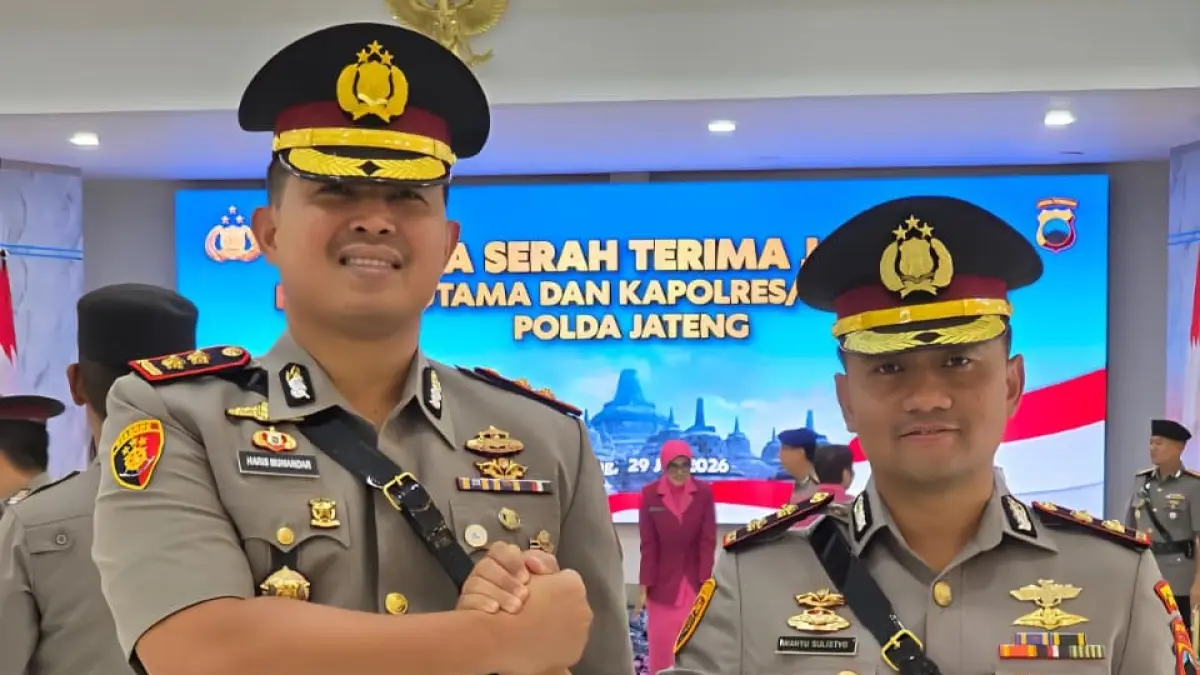 Kapolres Wonogiri baru AKBP Haris Munandar Hasyim (kiri) berjabat tangan dengan Kapolres Wonogiri sebelumnya AKBP Wahyu Sulistyo. (Ist)