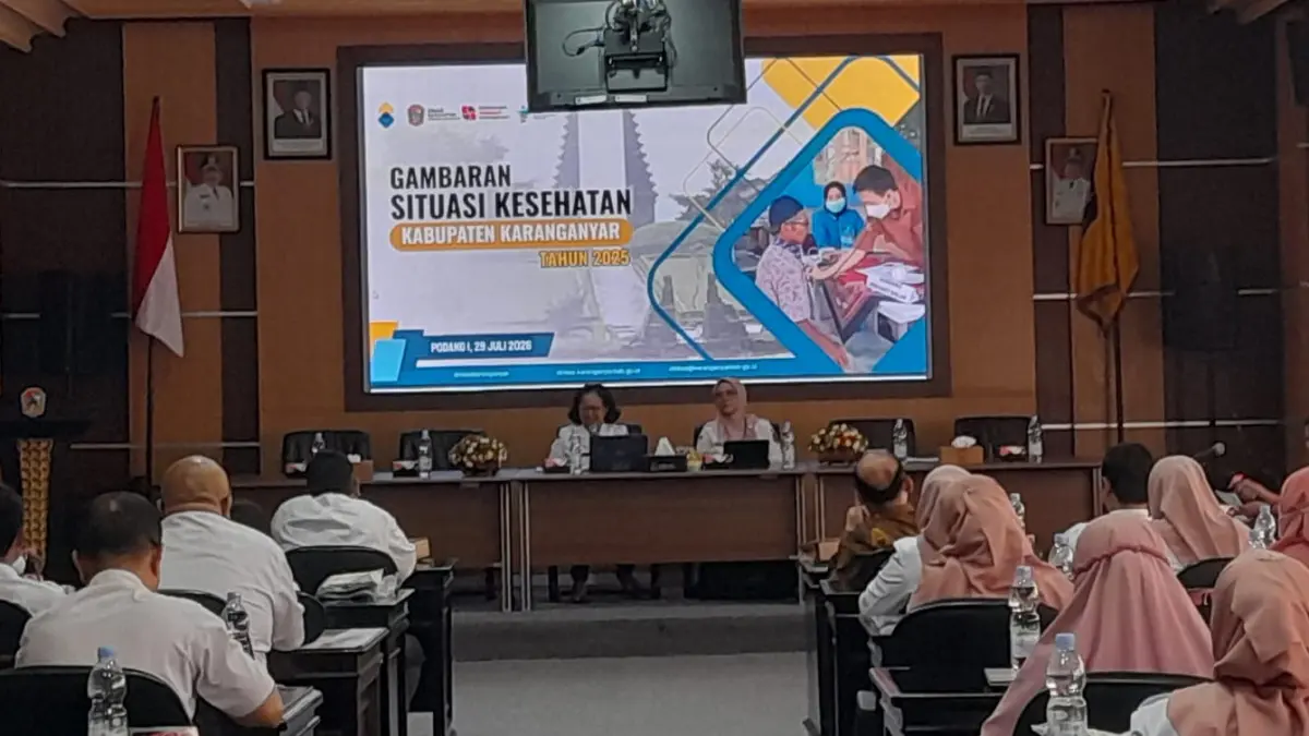 Kepala Dinkes Karanganyar Dwi Rusharyati mengisi kegiatan sosialisasi gambaran Kesehatan Kabupaten Karanganyar di Ruang Podang 1, Kantor Bupati, Rabu (29/7/2026) siang. (Rudi Hartono/Radar Solo)