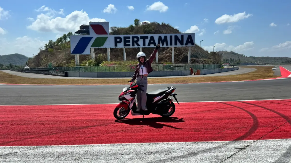 KOL cantik asal Kota Semarang bernama Adinda Resta yang memiliki akun Instagram @adindarestapp berfoto menggunakan Honda Vario Evo 160 di Pertamina Mandalika International Circuit (Dok. Astra Motor Jateng
)