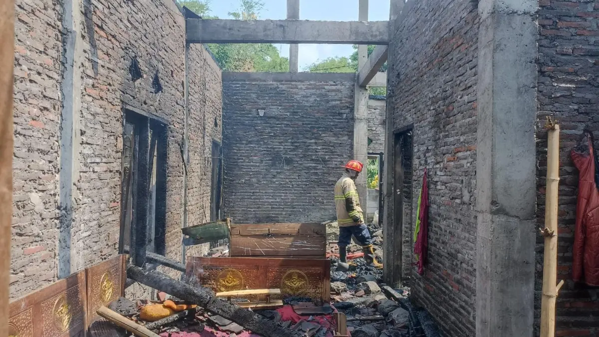 Kondisi rumah warga Dusun Kembu, Desa Waru, Kecamatan Kebakkramat, Karanganyar yang terbakar, Rabu (29/7/2026) pagi. (Rudi Hartono/Radar Solo)