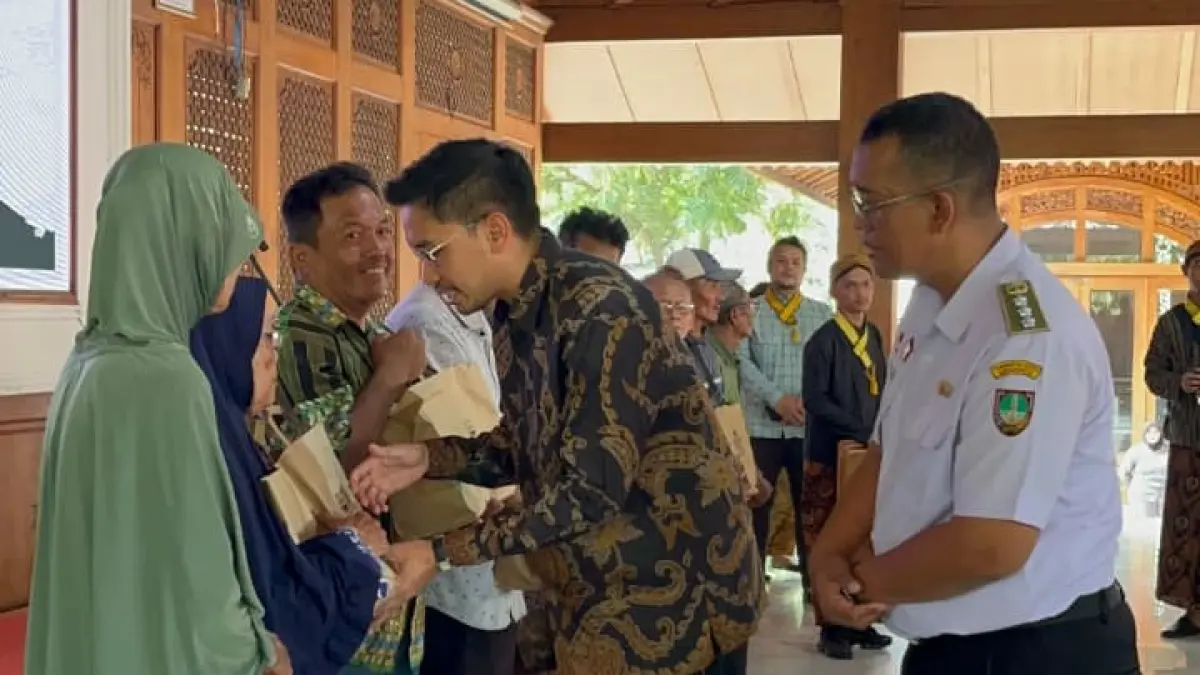 Mangkunegara X memberikan bantuan kepada warga Pasar Kliwon.