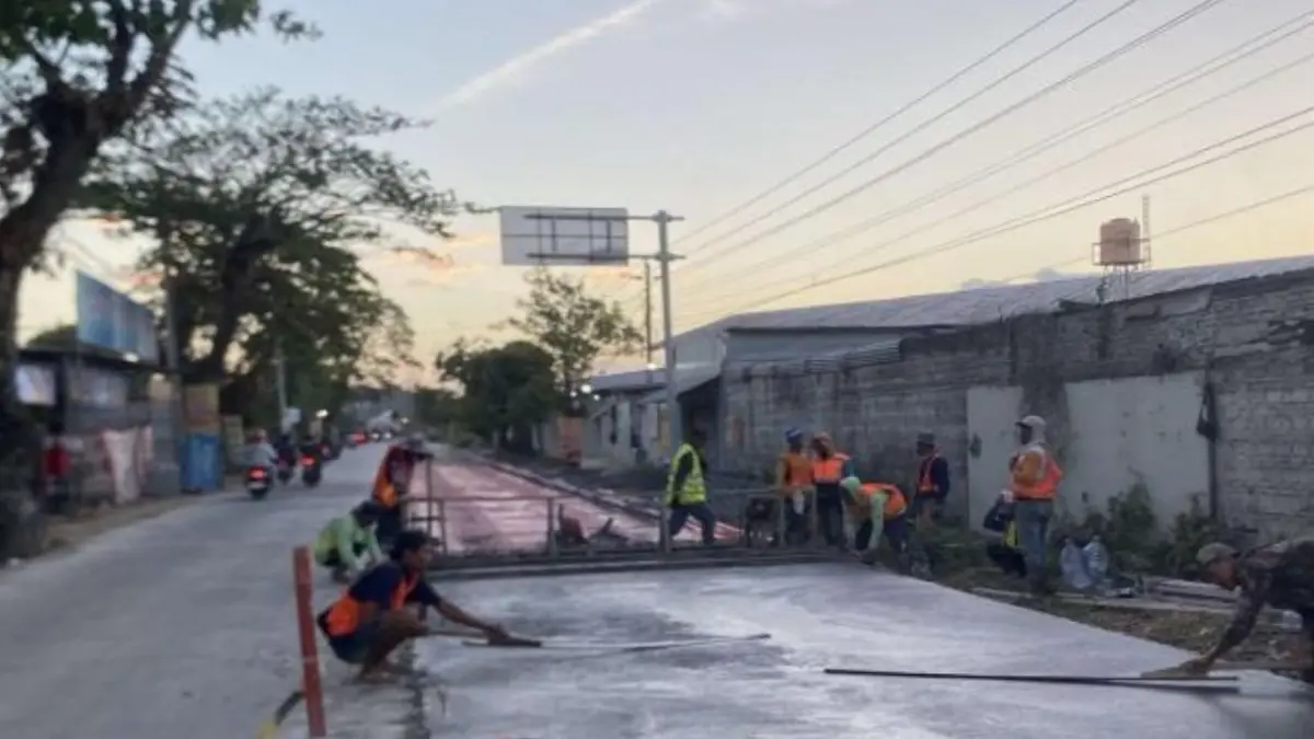 Pekerja menyelesaikan pembangunan proyek Jalan Tanjunganom–Daleman Sukoharjo. (IWAN KAWUL/RADAR SOLO)