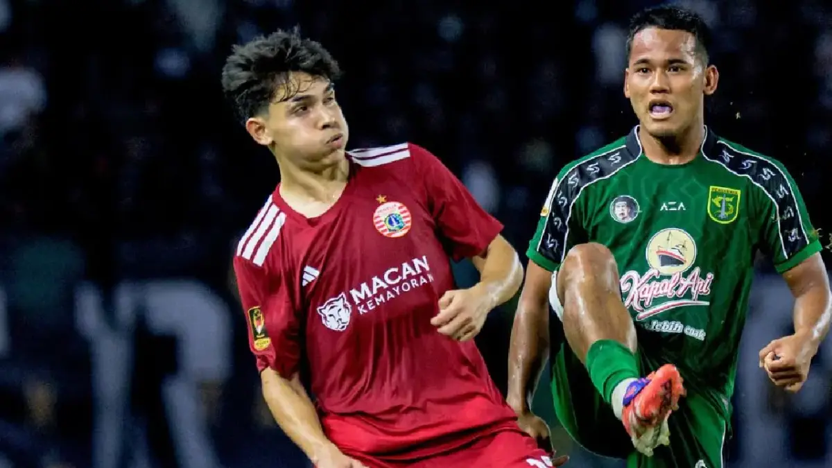 Pemain Persebaya Surabaya Toni Firmansyah tegaskan persaingan skuad jadi motivasi untuk terus berkembang sebelum menghadapi PSMS Medan. (JawaPos.com/Persebaya)

 

