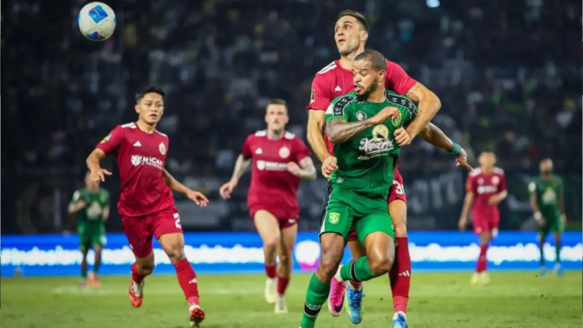 Pemain Persija Jakarta saat melawan Persebaya Surabaya dalam pertandingan penyisihan grup B Piala Presiden 2026 di Stadion GBT Surabaya, Minggu (26/7/2026) malam. (ANTARA/Rizal Hanafi)
