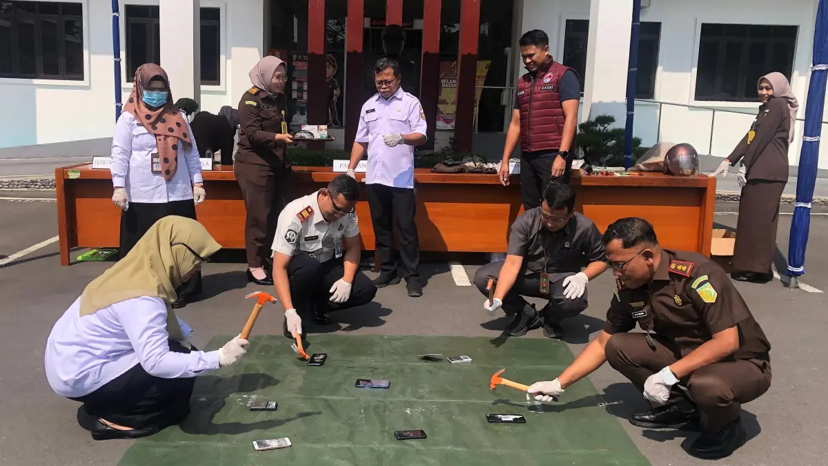 Pemusnahan barang bukti yang kasus hukumnya telah inkracht di halaman Kejari Boyolali, Rabu (29/7/2026). (ABDUL KHOFID/RADAR SOLO)