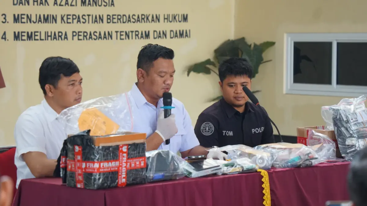 Satresnarkoba Polres Sragen menunjukkan barang bukti sejumlah kasus narkoba yang berhasil diungkap. (Ahmad Khairudin/Radar Solo)