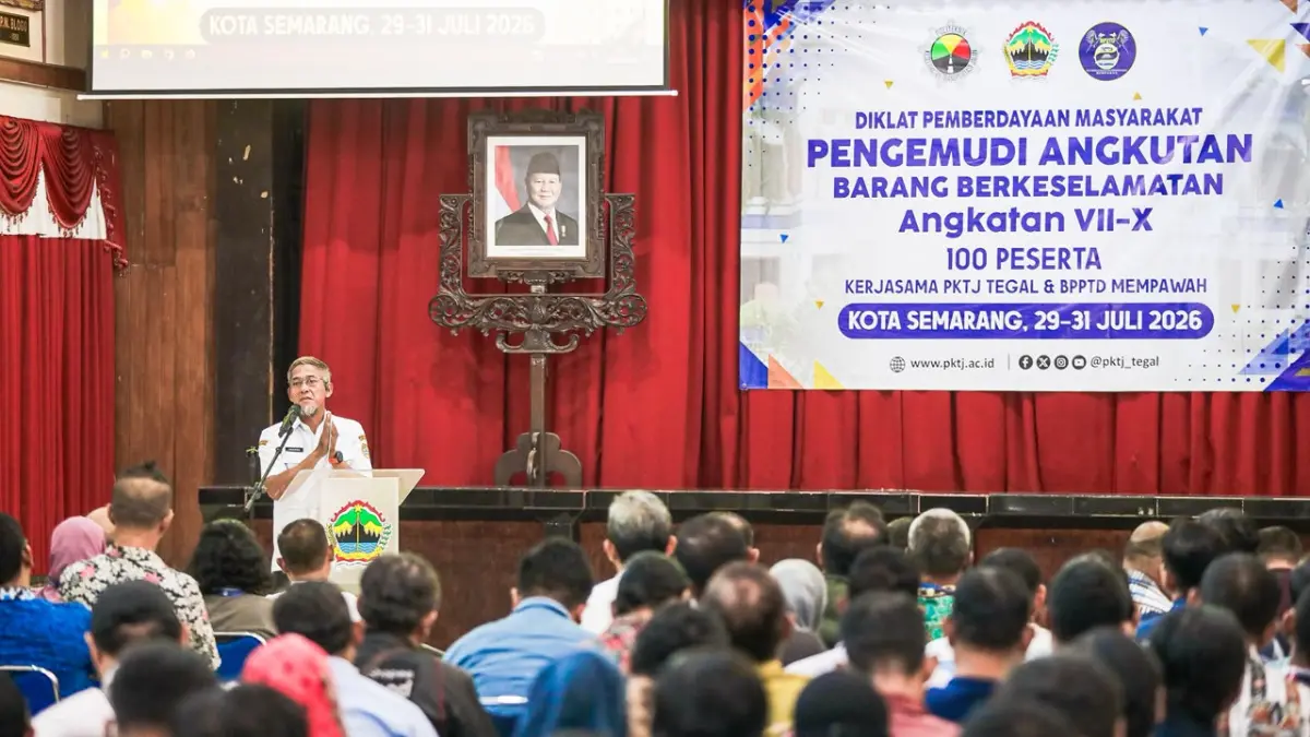 Sekda Jateng Sumarno beri arahan pada Diklat Pemberdayaan Masyarakat Pengemudi Angkutan Barang Berkeselamatan di Aula Kantor Dishub Jateng, Semarang, Rabu (29/7/2026). (DOK.PEMPROV JATENG)