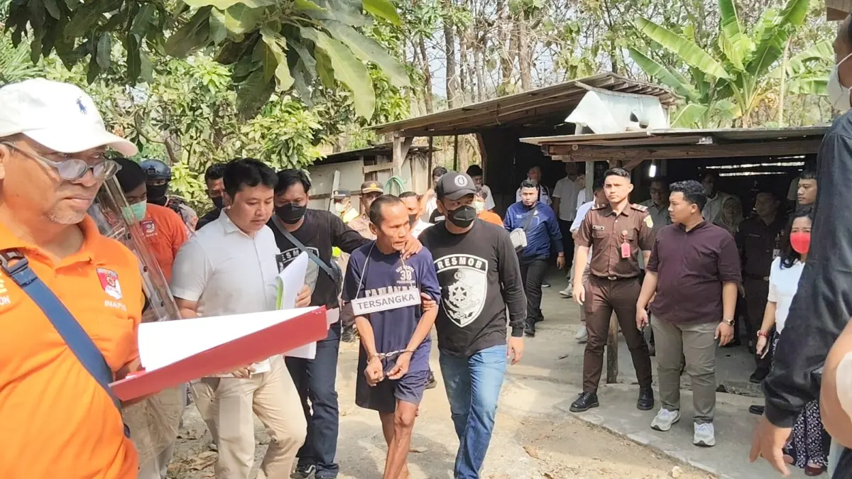 Suparman, pelaku perampokan sadis yang menghabisi korbannya menjalani rekonstruksi di lokasi kejadian di Jenar, Sragen, Rabu (29/7/2026). (Rudi Hartono/Radar Solo)