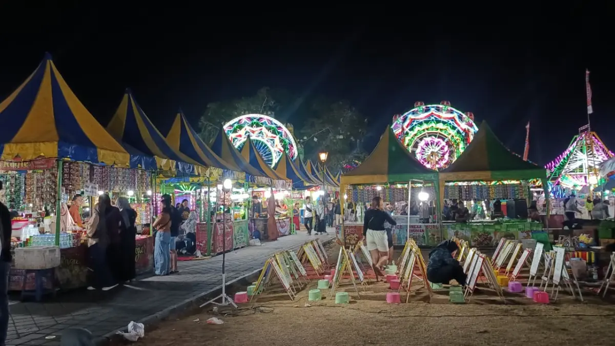 Tidak hanya pedagang Sekaten di Alun-Alun Utara, pedagang di Alun-Alun Selatan Keraton Solo juga mengeluhkan mahalnya sewa lapak event tahunan ini. (ALFIDA NURCHOLISAH/RADAR SOLO)

&nbsp;