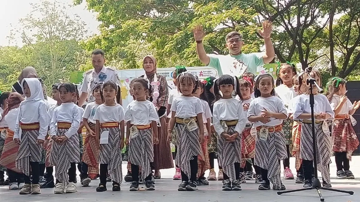 Wali Kota Solo Respati Ardi, Bunda PAUD Venessa Winastesia, dan Kepala Disdik Dwi Ariyatno dampingi anak-anak saat Gebyar PAUD 2026 di Taman Balekambang, Rabu (29/7). (ALFIDA NURCHOLISAH/RADAR SOLO)
