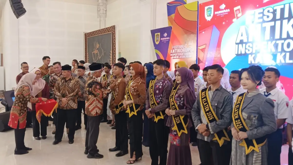 Pengukuhan Duta Integritas Kabupaten Klaten Tahun 2026 yang berasal dari unsur pelajar dan generasi muda dalam Gelaran Klaten Integrity Night 2026 di Grha Bung Karno (GBK), Kelurahan Buntalan, Kecamatan Klaten Tengah, Rabu (29/7/2026). (ANGGA PURENDA/RADAR SOLO) 