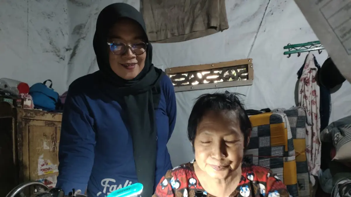 Anggota Kelompok Wanita Kreatif Tipes sedang menjahit kain perda jadi beragam produk. (Silvester Kurniawan/Radar Solo)