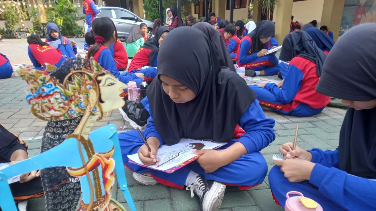 ASAH KREATIVITAS: Siswa SD Negeri Mojosongo V Surakarta mewarnai karakter Wayang Babad Kartasura, Kamis (30/7). (ISTIMEWA)