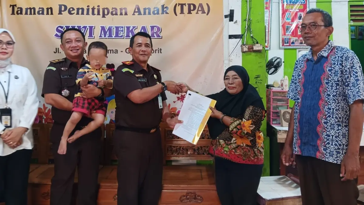 ​Dokumen perwalian diserahkan langsung oleh Kepala Kejari (Kajari) Klaten, M. Aria Rosyid, kepada Kepala Panti Asuhan dan YPBT Siwi Mekar, Sri Rejeki, Rabu (29/7/2026). (Angga Purenda/Radar Solo)