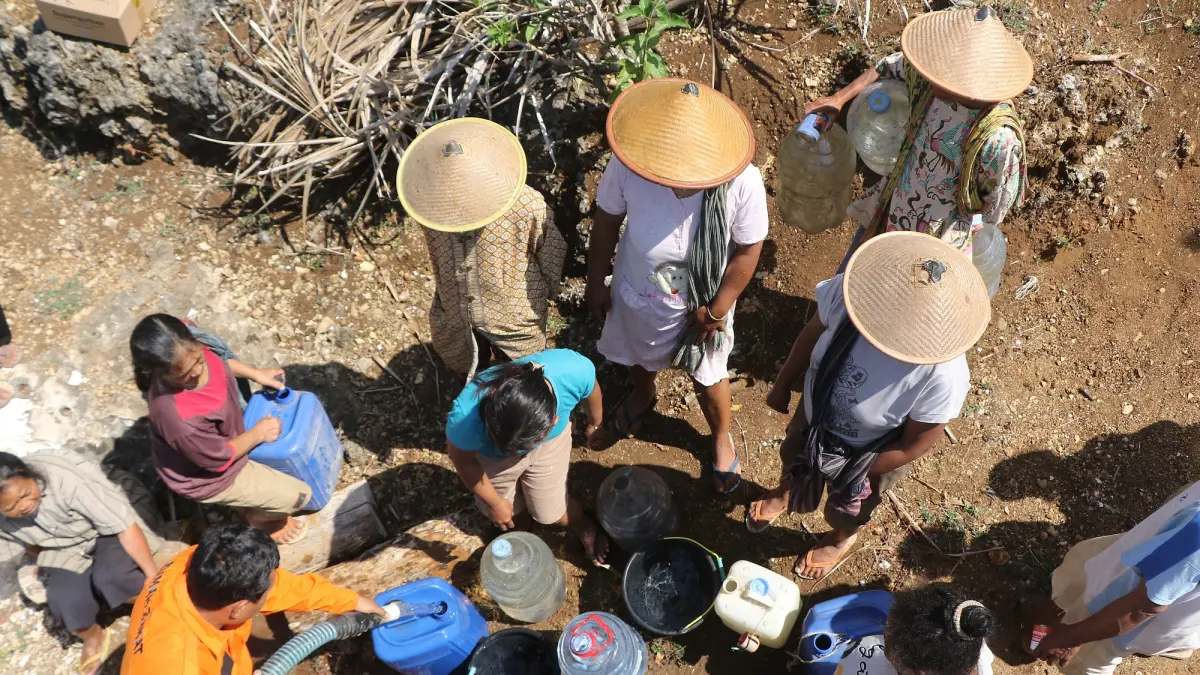 Droping air bersih bagi warga terdampak kekeringan di Giritontro, Wonogiri. (Arief Budiman/Radar Solo)