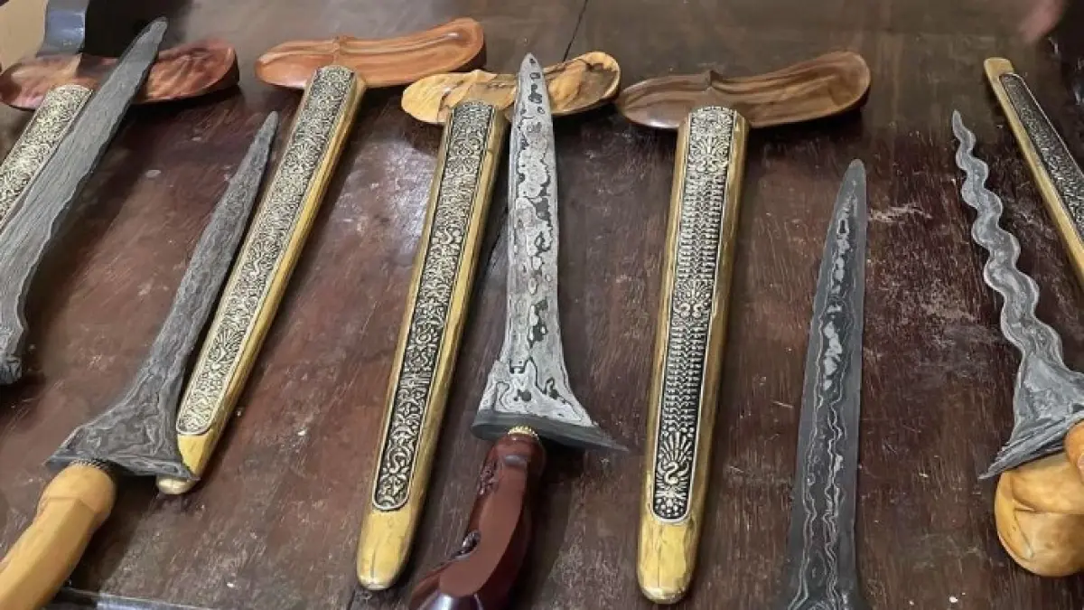 Ilustrasi keris dan warangkanya. (DOK.UNAIR)