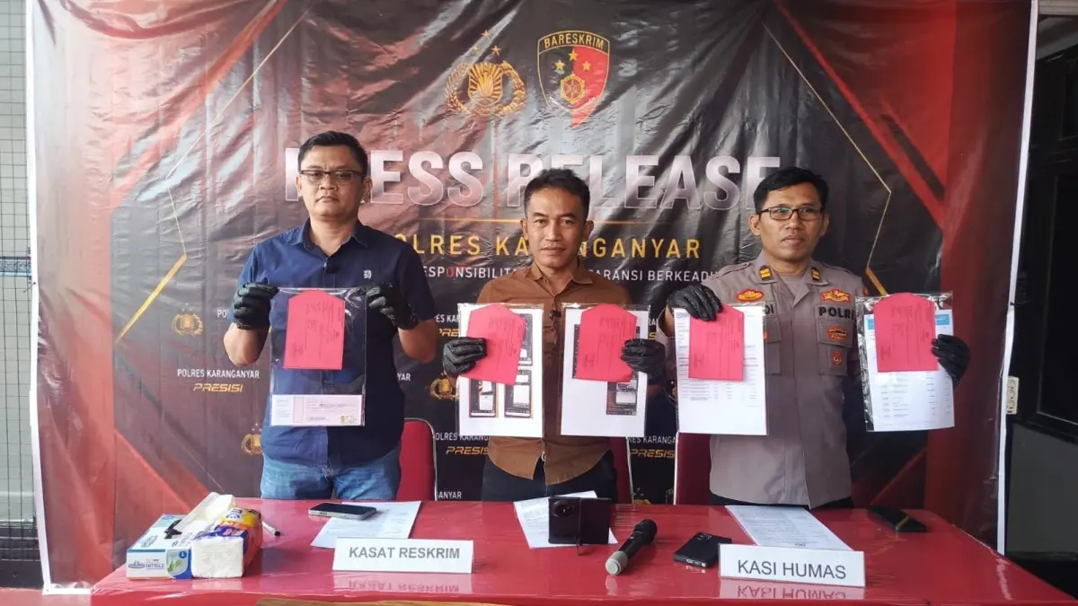 Kasat Reskrim Polres Karanganyar AKP Wikan Sri Kadiono (tengah) bersama jajaran menunjukkan bukti kasus penipuan bermodus rekrutmen pegawai RSUD. (Rudi Hartono/Radar Solo)