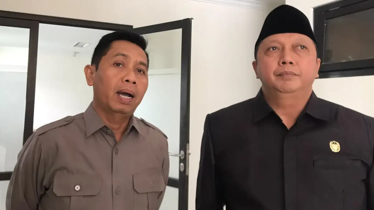 Ketua DPRD Boyolali Susetya Kusuma Dwi Hartanta (kanan) didampingi Ketua Komisi IV DPRD Boyolali Suyadi. (Abdul Khofid/Radar Solo)
