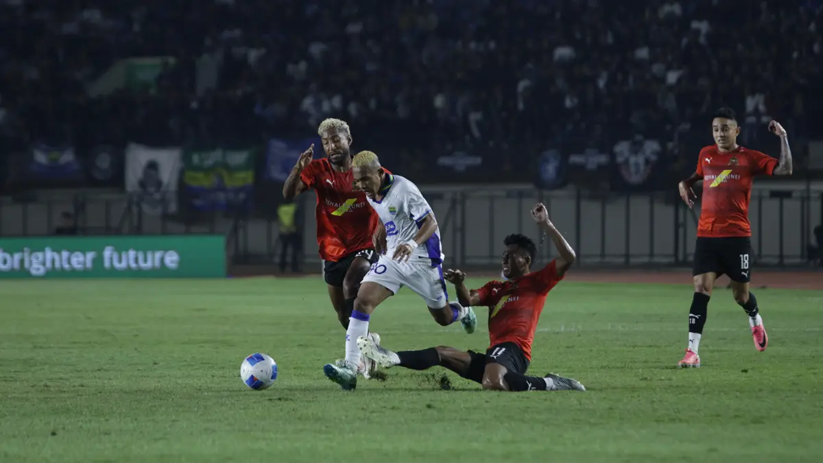 LINCAH: Ikhwan Ali Tanamal saat dimainkan Persib Bandung melawan DPMM FC di ajang Piala Presiden. (Tim Media Persib Bandung)