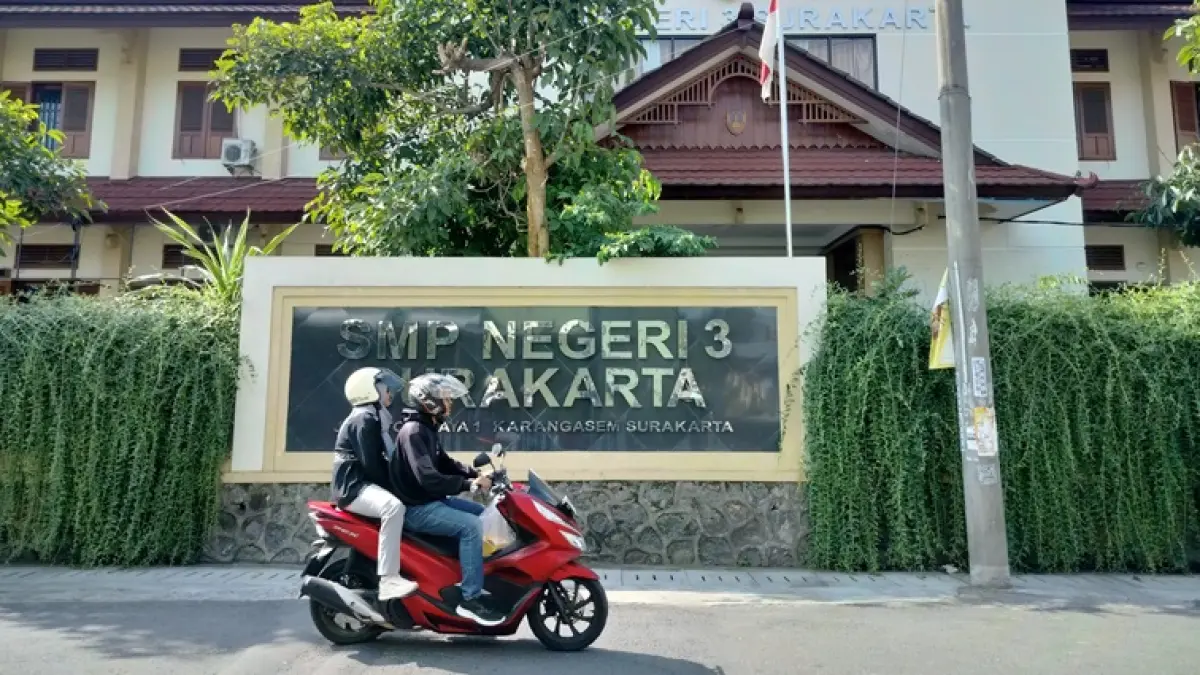 Pengendara melintas di jalan depan SMPN 3 Solo di Karangasem, Laweyan, yang dibidik untuk sekolah nasional terintegrasi. (DOK. RADAR SOLO PHOTO)