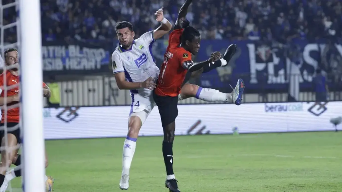 Persib Bandung pastikan lolos semifinal Piala Presiden 2026 berkat pertahanan solid Julio Cesar. (JawaPos.com)