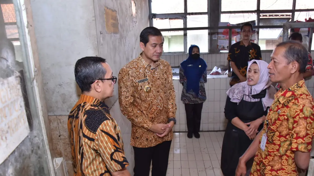 Plt Bupati Sukoharjo Eko Sapto Purnomo berbicang dengan pedagang saat sambangi renovasi Pasar Kartasura, Jumat (30/7). (IWAN KAWUL/RADAR SOLO)