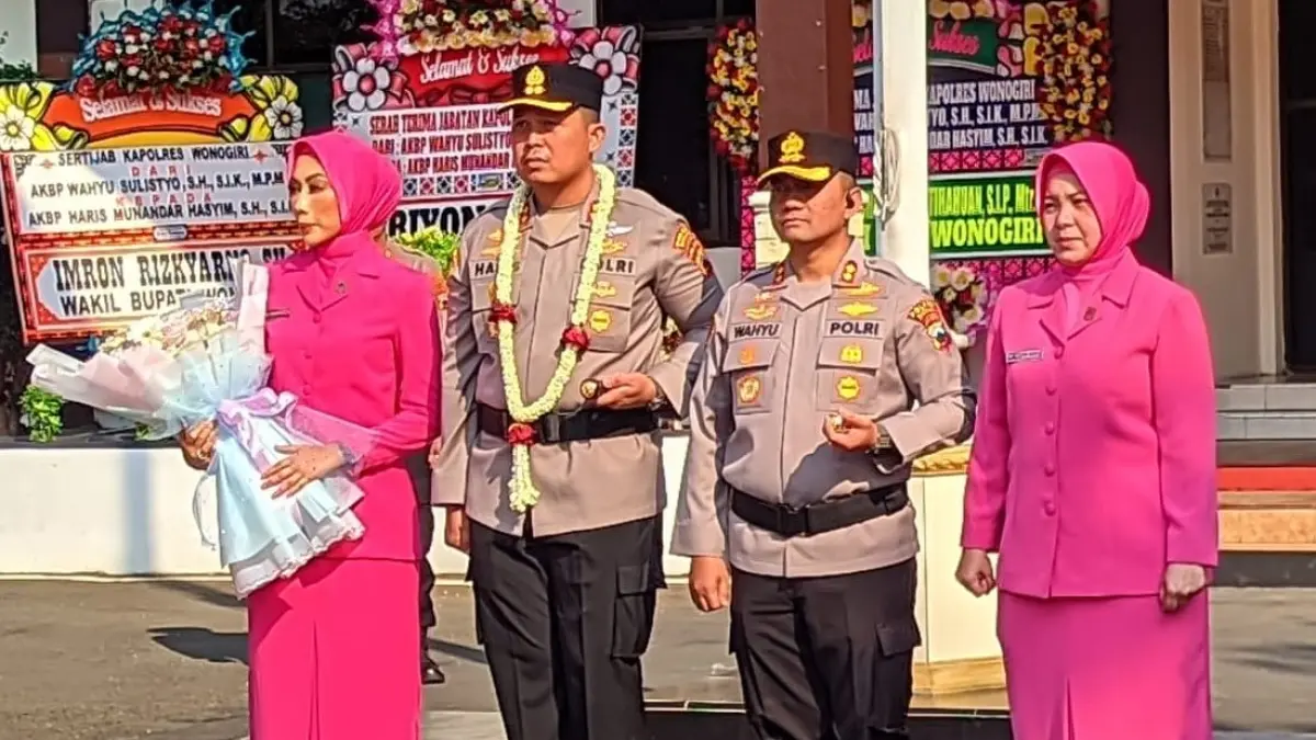 Prosesi sertijab kapolres Wonogiri dari AKBP Wahyu Sulistyo (dua dari kanan) kepada AKBP Haris Munandar Hasyim (dua dari kiri). (IWAN ADI/RADAR SOLO)