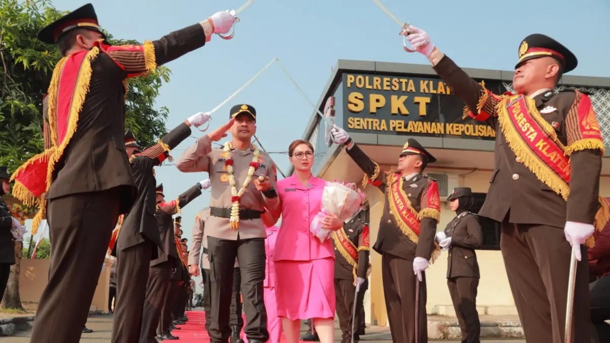 Rangkaian tradisi penyambutan pejabat baru Kapolresta Klaten Kombes Pol. Ari Cahya Nugraha di Mapolresta Klaten, Kamis (30/7/2026). (Dokumentasi Polresta Klaten)