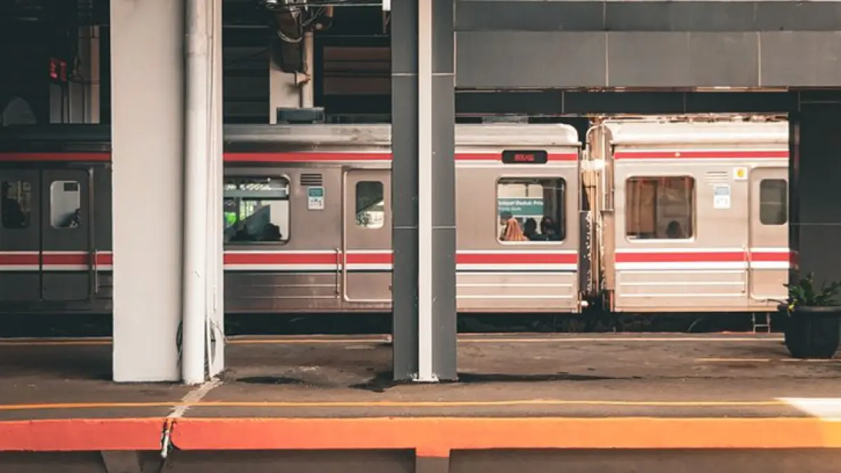 Sering dengar kata stasiun, peron, rel, hingga wesel saat naik kereta api? Istilah transportasi ini ternyata diserap dari bahasa Belanda. Gambar: Pinterest.