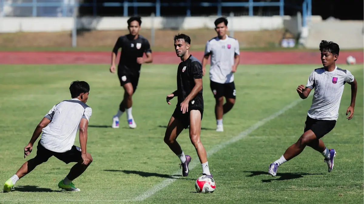 TEMPA DIRI: Pemain Persis Solo jalani latihan rutin pembentukan tim yang digelar, belum lama ini. (TIM MEDIA PERSIS SOLO)