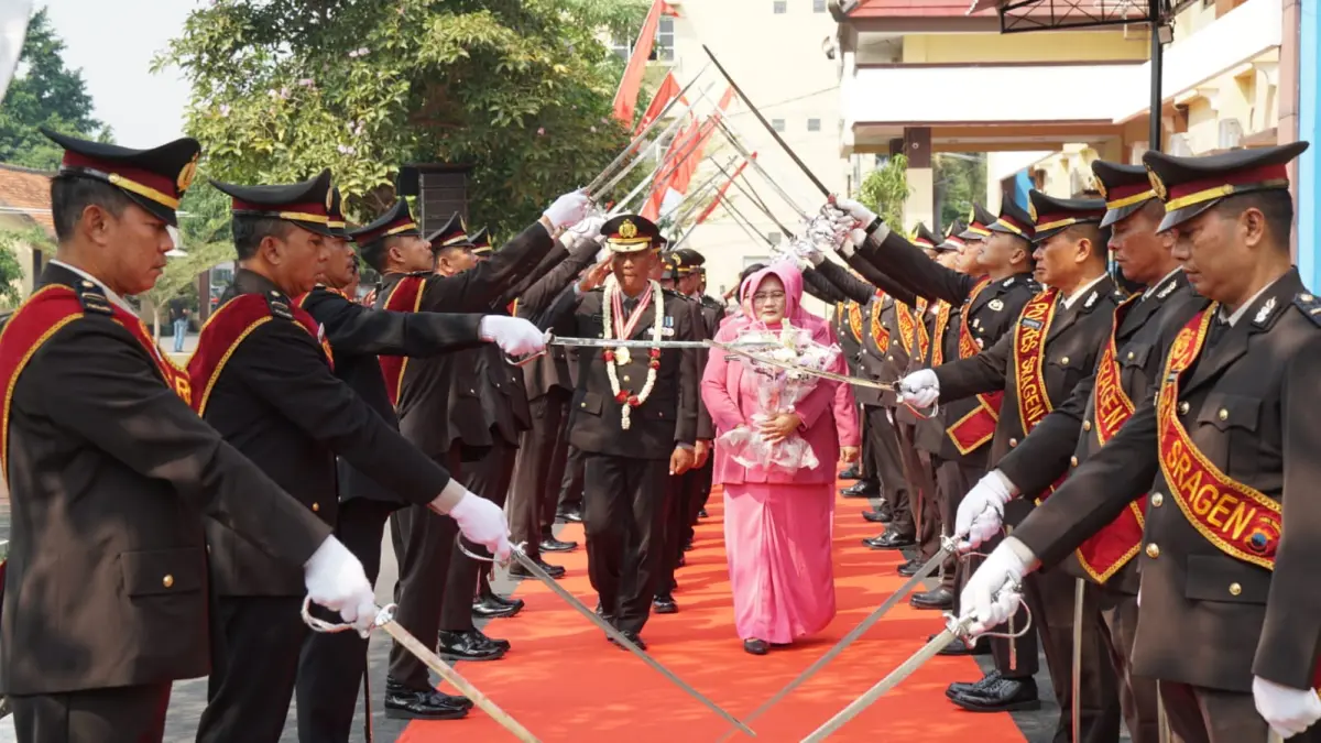 Upacara penghormatan dan pelepasan bagi 10 personel Polri serta ASN Polres Sragen, Kamis (30/7/2026). (Ahmad Khairudin/Radar Solo) 