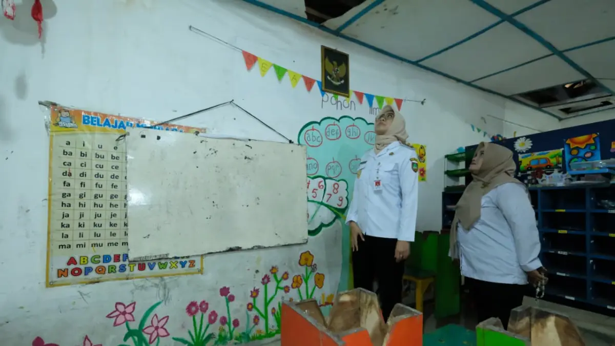 Wakil Wali Kota Solo Astrid Widayani mengecek kondisi atap plafon bangunan TK Gaya Baru III, Kecamatan Jebres yang nyaris ambrol, Kamis (30/7). (ALFIDA NURCHOLISAH/RADAR SOLO)