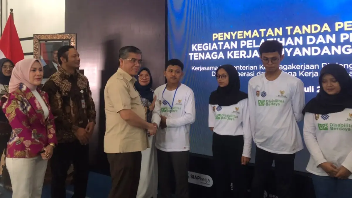 Menaker Yassierli didampingi Bupati-Wabup Boyolali Agus Irawan-Dwi Fajar serahkan bantuan pelatihan serta penempatan kerja bagi penyandang disabilitas hasil kerja bareng Diskopnaker Boyolali, BAZNAS RI dan Kemnaker, Jumat (31/7/2026). (ABDUL KHOFID/RADAR SOLO)