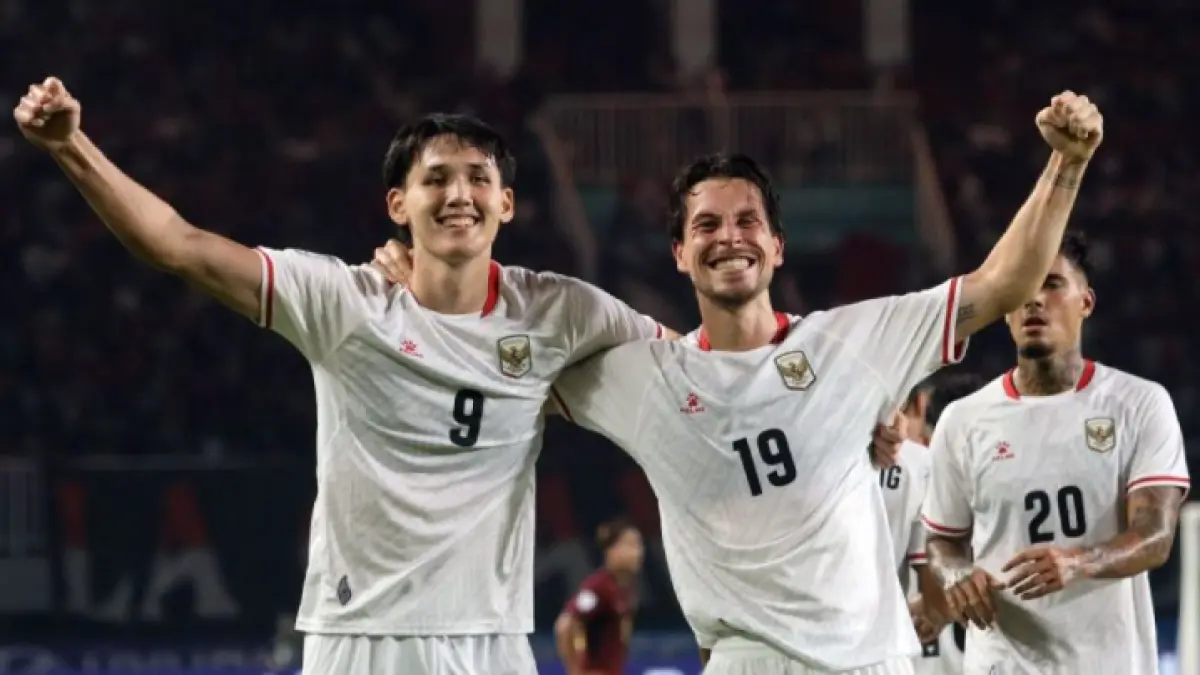 Mitchel Lee Beker (kiri) melakukan selebrasi dengan Tom Haye (temgah) setelah mencetak hattrick ke gawang Kamboja pada ASEAN Hyundai Cup 2026 di Stadion Pakansari, Kabupaten Bogor, Jawa Barat, Senin (27/7/2026). Timnas Indonesia kalahkan Kamboja dengan skor 5-1. (ANTARA FOTO/YULIUS SATRIA WIJAYA)